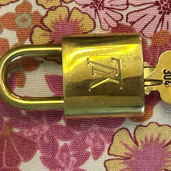 Louis Vuitton Lock/Key Set🌟🌟INCLUDES GOLD LINK CHAIN FOR $125 BUY NOW PRICE - Picture 2 of 8